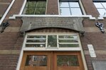Gevelsteen boven de ingang, Eerste Hugo de Grootstraat.
<br/>
Marcel Westhoff, juli 2017